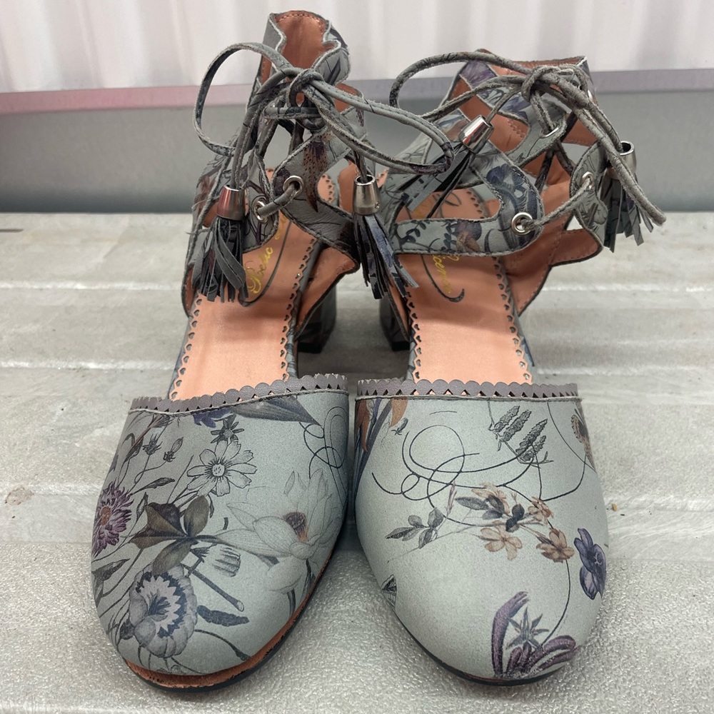 Poetic License Floral Heels Size 39 1/2 EUR